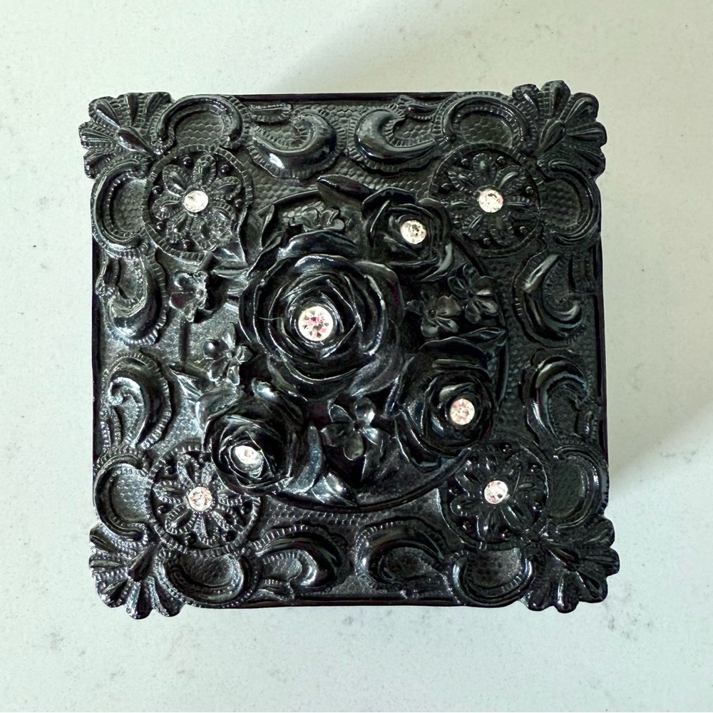 Small ornate storage box - Picture 2 of 4